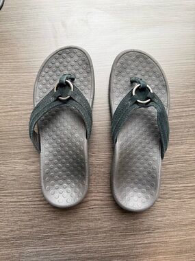 Vionic Woman’s Tide Aloe flip flop in Black, NWOT